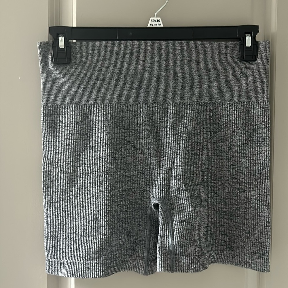 Beautiful Stretchy Short Color Gray.